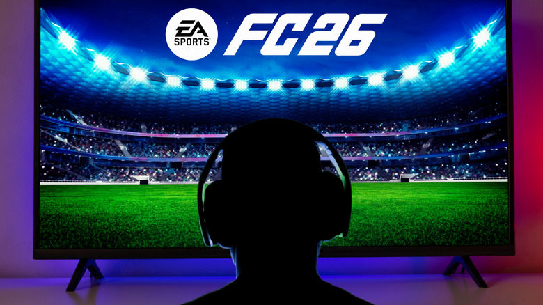 EA Sports의 FC 26이 표시된 TV에 헤드셋을 착용한 게이머의 실루엣 보기