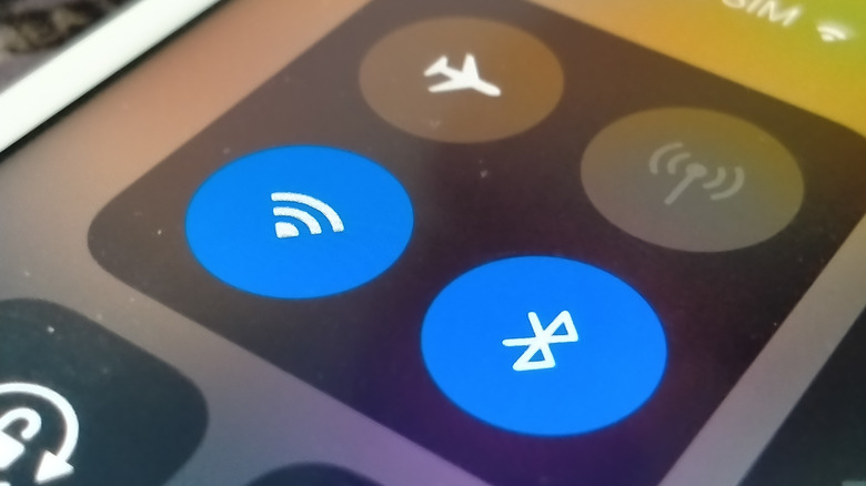 iPhone 빠른 설정 화면의 Wi-Fi 및 Bluetooth 로고