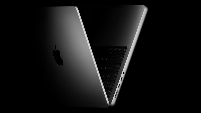검정색 배경에 MacBook Pro M5를 접었습니다.