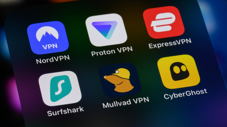 스마트폰 화면의 nordVPN, ProtonVPN, ExpressVPN, Surfshark, Mullvad VPN 및 CyberGhost 앱