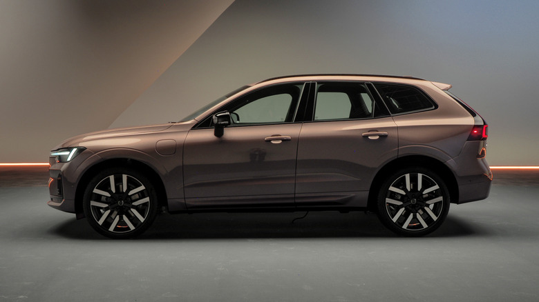 2028 볼보 XC60 T8 AWD 장거리 플러그인 하이브리드 프로필