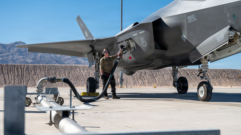 F-35 전투기에 급유를 하고 있는 미 공군 지상군 대원.