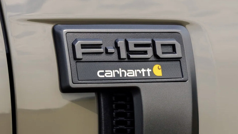 신형 Ford F-150에 부착된 Carhartt 배지