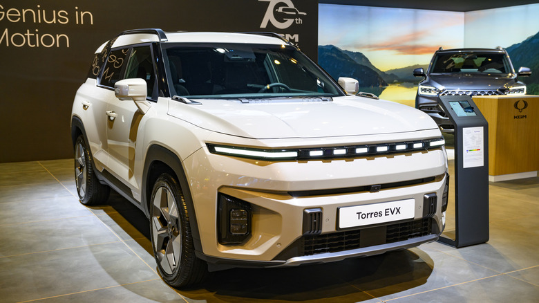 KM 모빌리티 토레스 EVX SUV 전시