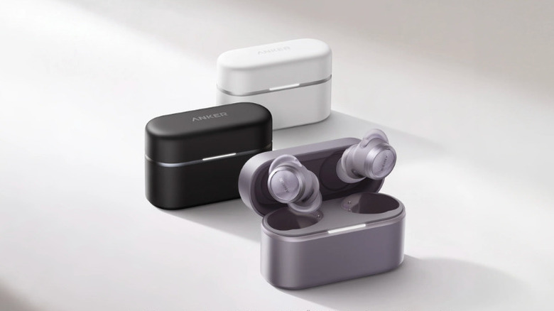 테이블 위에 케이스가 있는 Anker Soundcore Liberty Buds 2 이어버드