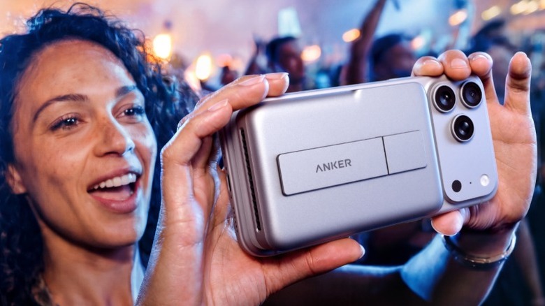 Anker MagGo Power Bank 2 Pro가 부착된 iPhone을 들고 있는 여성
