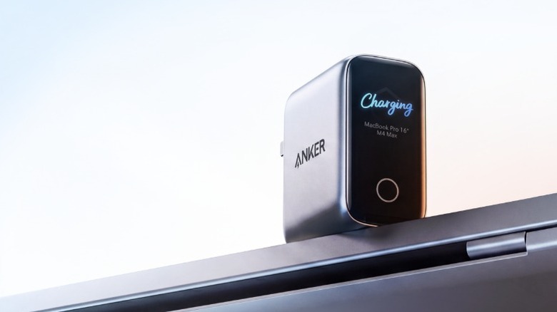 닫혀진 MacBook Pro에 장착된 Anker Laptop Charger Pro