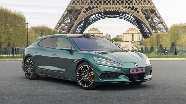 에펠탑 앞의 덴자 Z9GT
