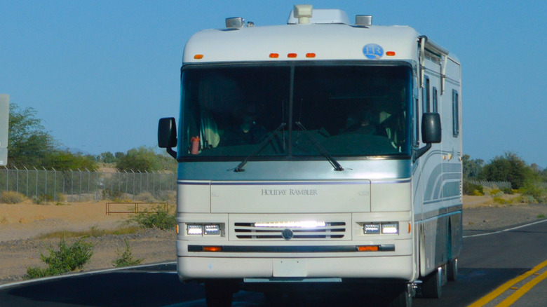 시골 길을 따라 여행하는 Holiday Rambler RV