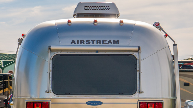 상징적인 Airstream 트레일러의 후면 모습