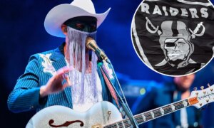 컨트리 아티스트 Orville Peck은 신곡에서 ‘Raiders’의 남자와 사귀었다고 말합니다.