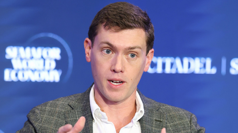 Garrett Langley가 행사에서 연설하고 있습니다.