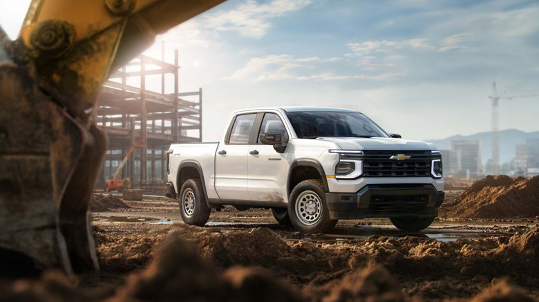 공사 구역에 주차된 작업 트럭 트림을 갖춘 2027 Chevrolet Silverado 1500