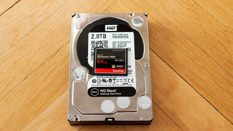테이블 위에 놓인 WD HDD