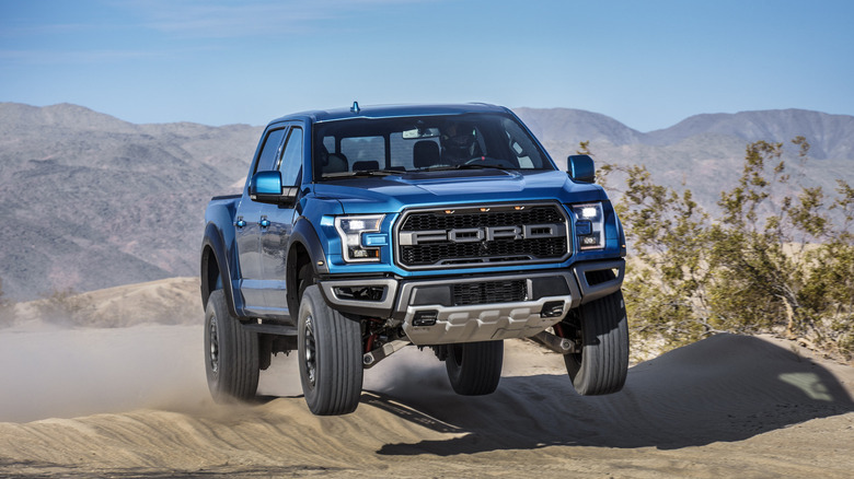 사막의 2019 포드 F-150 랩터