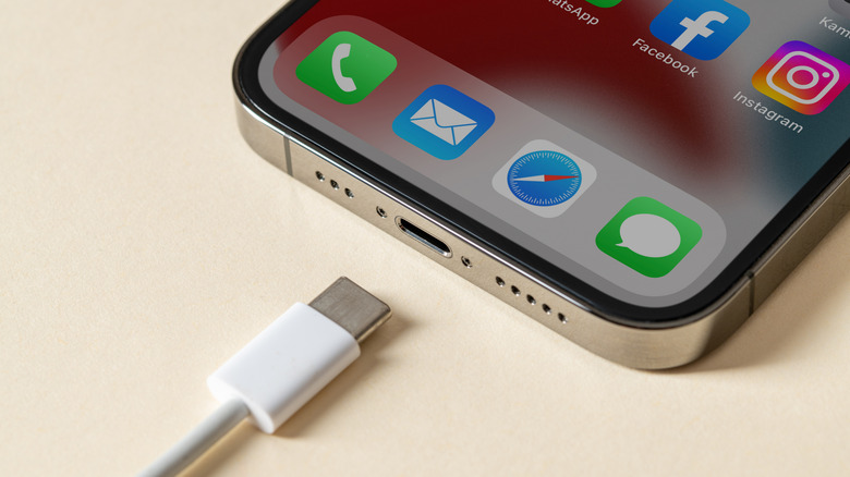 iPhone USB 포트 근처의 USB-C 케이블 클로즈업