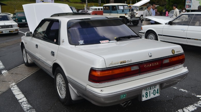후드가 열린 흰색 1992 Toyota Chaser 2.5 GT Turbo Avante G의 후면 모습