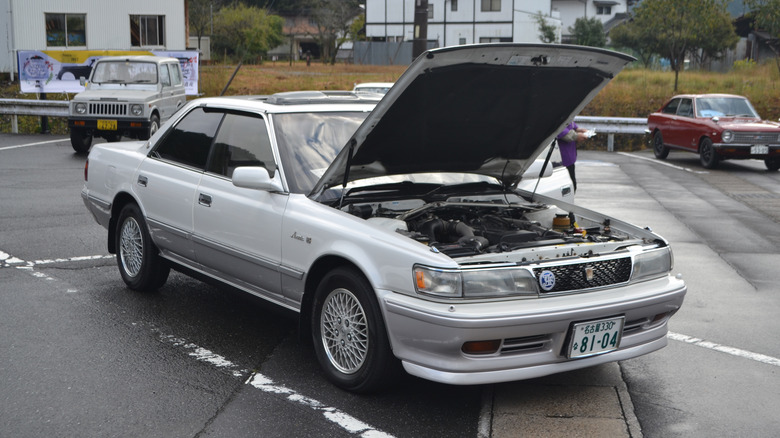 후드가 열린 흰색 1992 Toyota Chaser 2.5 GT Turbo Avante G의 전면 오른쪽 모습