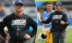 Jim Harbaugh는 Chargers 대 Raiders의 패배에서 처음으로 잔인한 경력을 쌓았습니다.