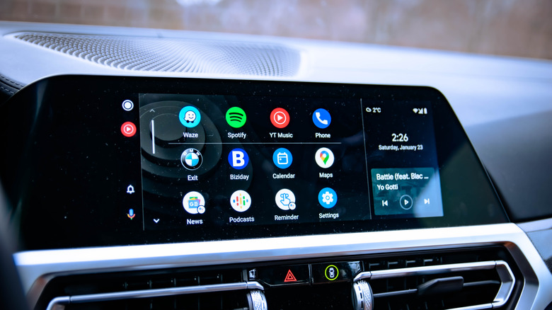 불규칙한 모양의 화면에서 Android Auto