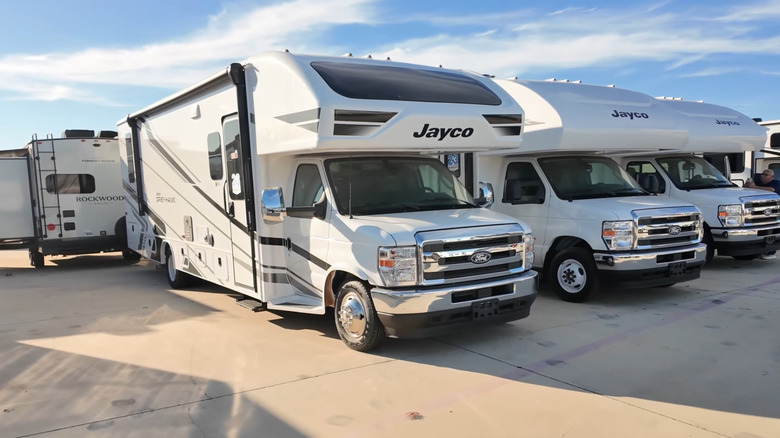 주차장에 있는 Jayco Greyhawk Ford 섀시 3대, 전면 오른쪽 3/4 뷰