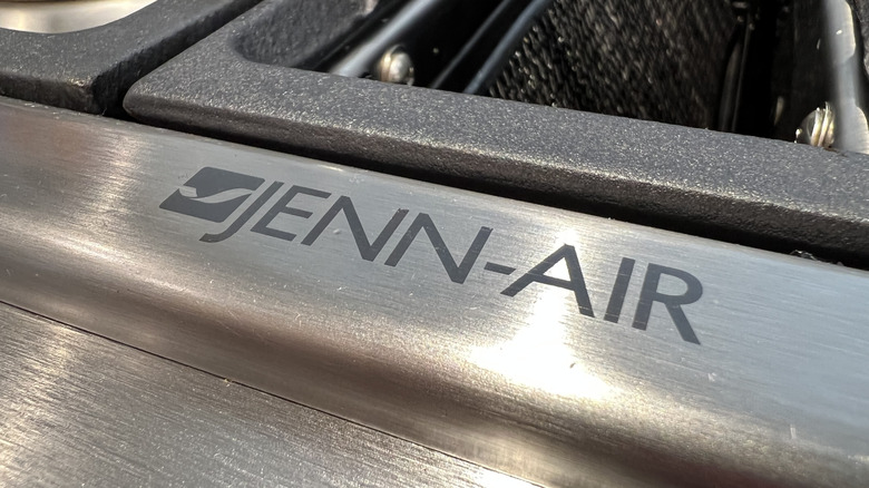 싱크대에 JennAir 로고가 있습니다.