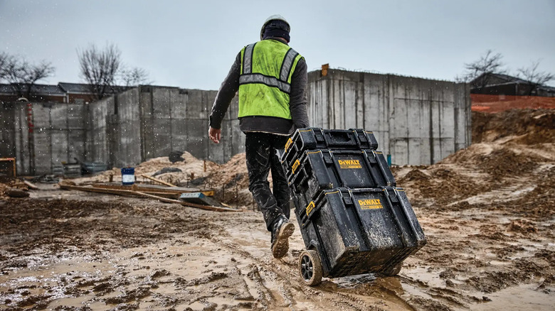 DeWalt Tough System 2.0 DS450 모바일 도구 상자는 작업장 전체에 걸쳐 휴대됩니다.