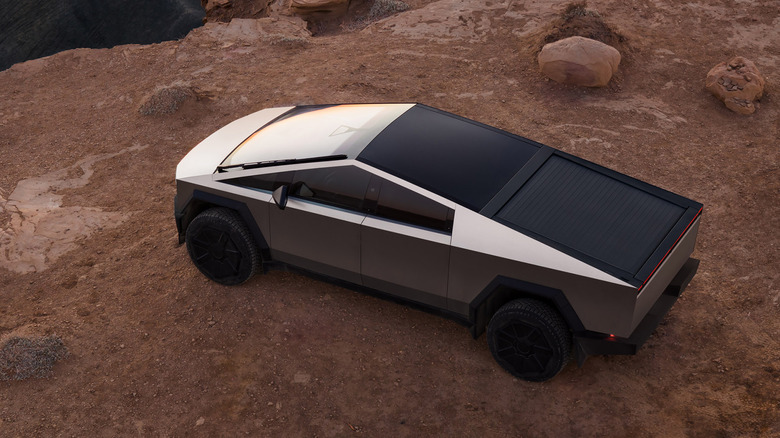 사막 협곡에 주차된 Tesla Cybertruck의 머리 위 전망.