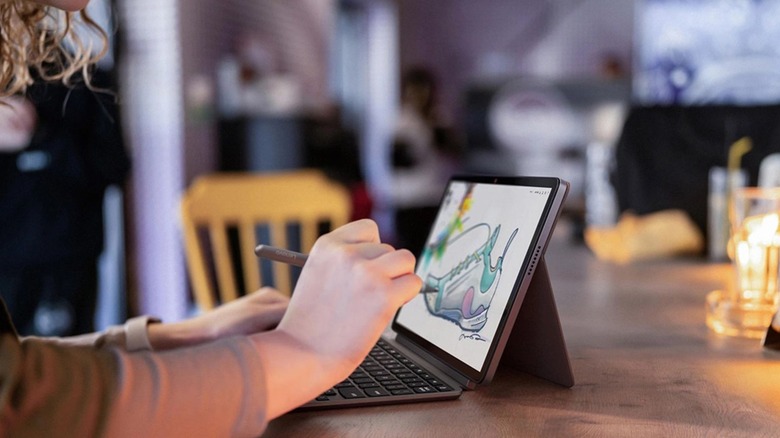 주방 테이블에서 Lenovo Chromebook Duet을 사용하는 사람