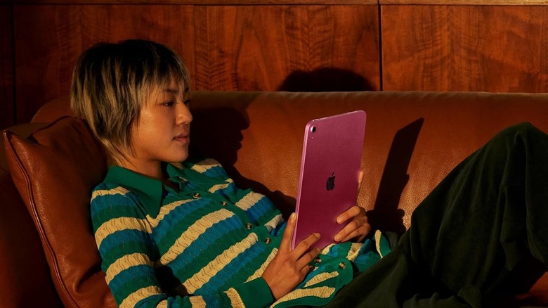 소파에서 Apple 11인치 iPad를 사용하는 여성