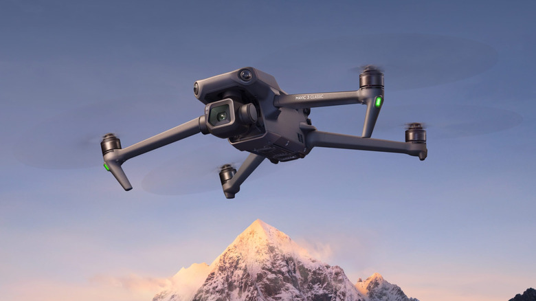 산을 배경으로 공중을 나는 DJI Mavic 3 Classic