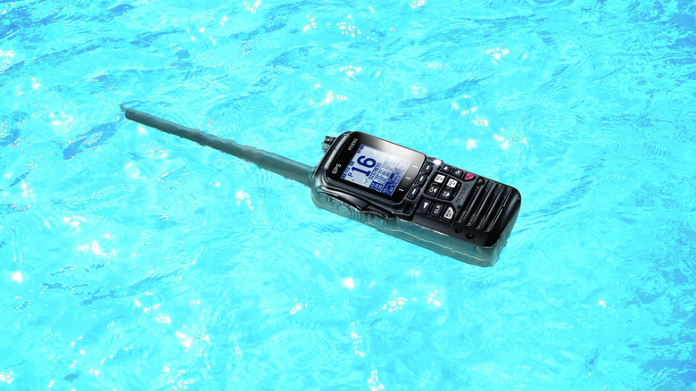물 위에 떠 있는 HX890 휴대용 VHF 라디오