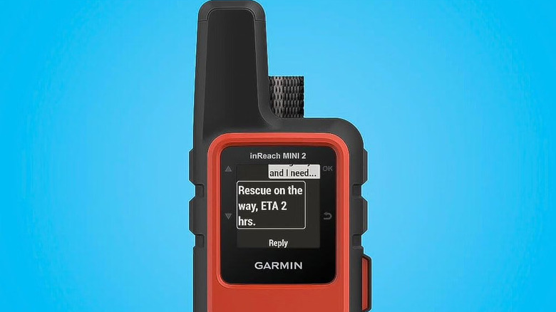 Garmin inReach mini 2에 SOS 통신 메시지가 표시됩니다.