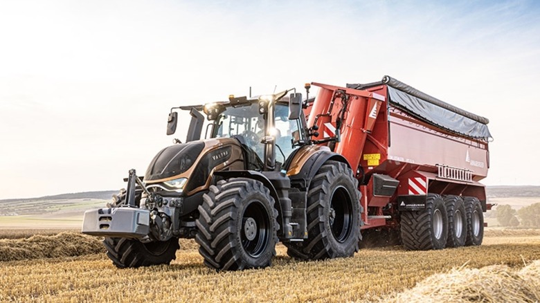 들판에서 Valtra 트랙터를 운전하는 사람