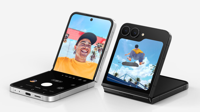 흰색 배경에 반 접힌 상태의 Samsung Galaxy Z Flip7 FE 스마트폰 2대