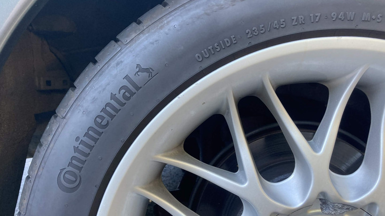 텍스트와 타이어 코드가 표시된 Continental DWS-06 타이어 클로즈업