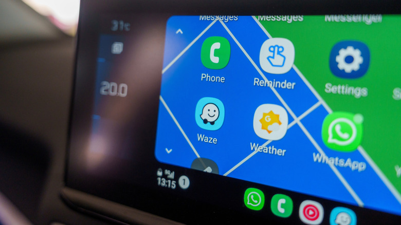 자동차 헤드 유닛의 다른 앱 중에서 Waze와 WhatsApp을 보여주는 Android Auto 인터페이스
