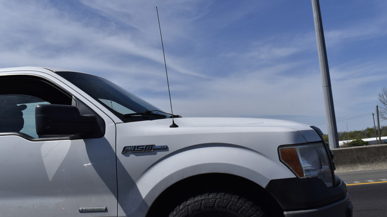 흰색 포드 F-150 픽업 트럭