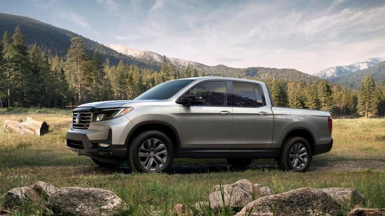 산 초원에 주차된 2022 Honda Ridgeline