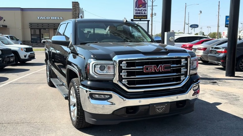 AFM이 포함된 5.3리터 V8이 탑재된 2018 GMC Sierra