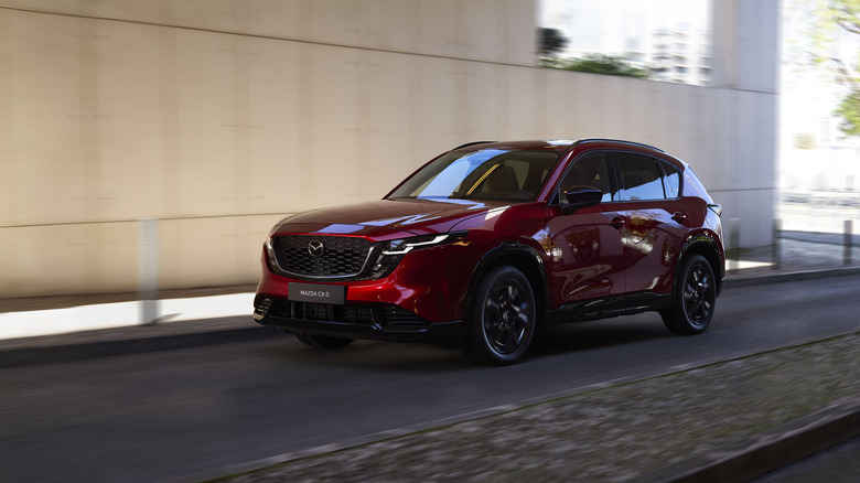도시 도로를 따라 빨간색 운전을 하는 2026 Mazda CX-5