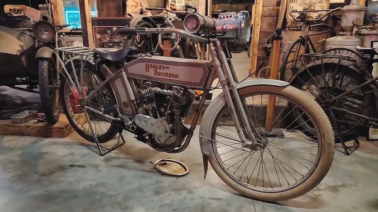 1912년형 할리데이비슨(Harley-Davidson)으로 알려진 
