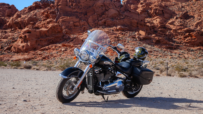 붉은 바위산을 배경으로 사막에 주차된 Harley-Davidson 오토바이