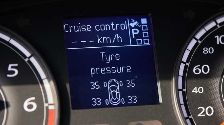 TPMS 판독값을 보여주는 자동차 대시보드 화면의 클로즈업.