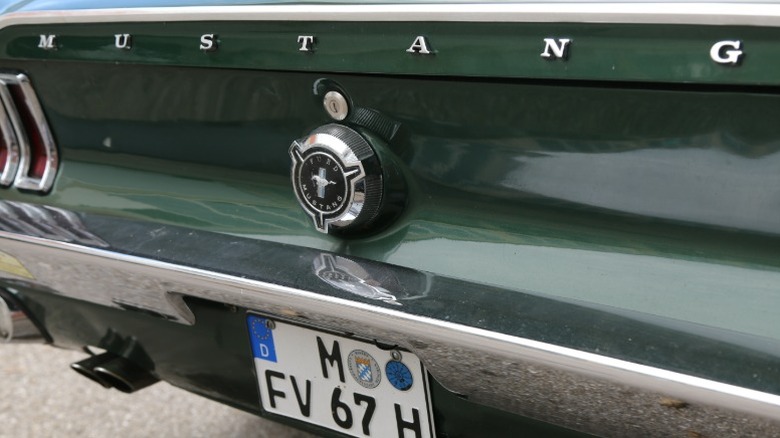 녹색 1967 Ford Mustang 뒷면의 Mustang 로고 및 이름 클로즈업