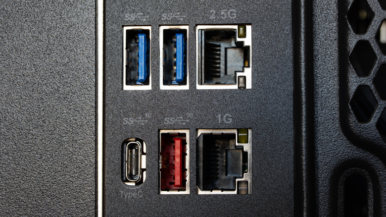 USB-A, USB-C, 2.5G 및 1G 이더넷 포트를 보여주는 PC 마더보드 패널