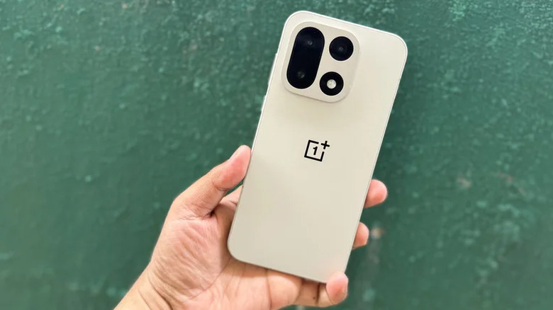 OnePlus 15의 후면 모습