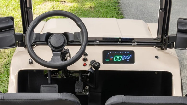 Massimo Motor Mini Truck의 스티어링 휠과 디지털 디스플레이.