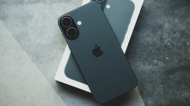 상자 위에 iPhone 17이 놓여 있습니다.