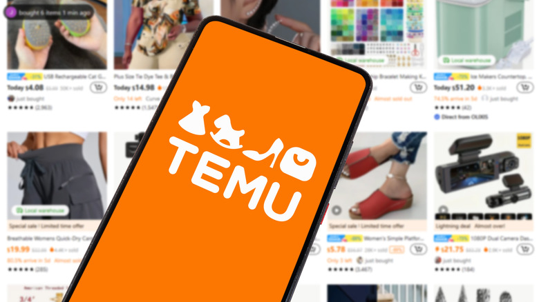 Temu 사이트의 스크린샷이 뒤에 있는 휴대폰의 Temu 앱 사진.